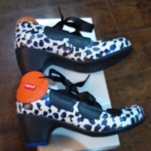 💐Clamp 37 blue, black, white and orange pattern 2.5 inch heels with tie NIB